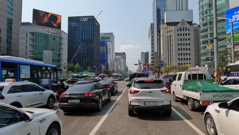 Los-Vehículos-Se-Detienen-Cuando-El-Semáforo-Está-En-Rojo-En-La-Ciudad-De-Seúl-En-El-Distrito-De-Gangnam,-Corea-Del-Sur