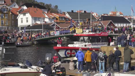 Zwei-Personen-Springen-Während-Des-Osterschwimmens-Von-Der-Kragerø-Brücke