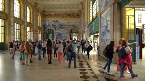 Turistas-Que-Visitan-La-Estación-De-Tren-De-Sao-Bento