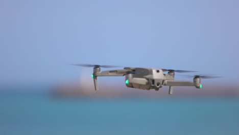 Zeitlupenvideo-Einer-Drohne,-Die-über-Der-Luft-Schwebt