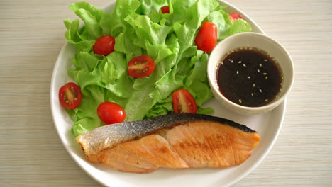 grilled-salmon-fillet-steak-with-vegetable-salad---healthy-food-style