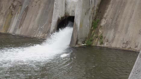 Wasser,-Das-Durch-Kleine-Überlaufrinne-Des-Wasserkraftwerks-In-Kolbudy,-Polen,-Fließt