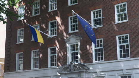 Ukrainische-Nationalflagge,-Die-Neben-Der-EU-Flagge-Außerhalb-Des-Europahauses-Auf-Dem-Schmiedeplatz-Weht