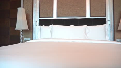 Kingsize-Bed-in-Hotel-Bedroom,-White-Sheets,-Pillows-and-Lamps,-Panorama