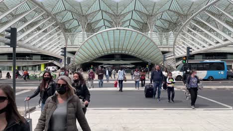 Passanten-Am-Zebrastreifen-Am-Gare-De-Oriente,-Hauptbahnhof,-Lissabon