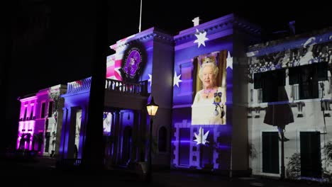 Die-Fassade-Des-Gouvernementsgebäudes-Südaustralien-Erstrahlt-In-Einer-Lichtshow-Mit-Fotos-Ihrer-Majestät-Und-Ihrer-Besuche-In-Südaustralien-Und-Australien