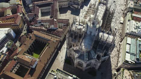 Arquitectura-Impresionante-Del-Edificio-De-La-Iglesia-De-La-Catedral-Del-Duomo-De-Milán,-Aéreo