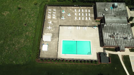 Schwimmbad-Eines-Komplexes-Apartments-Aeria-View-In-Willowbrook-Ilinois,-USA-4k