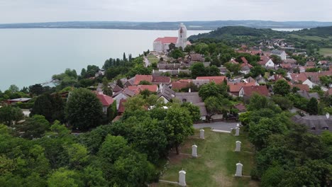 Die-Kleine-Stadt-Tihany-In-Ungarn-Mit-Dem-Plattensee-Im-Hintergrund