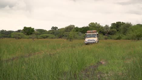Safari-vehicle-driving-through-the-African-savanna-in-Botswana