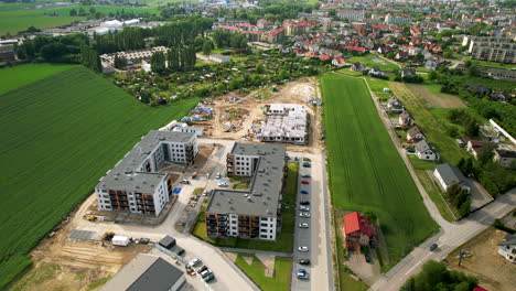 Baustelle-Mit-Grünen-Wiesen-In-Der-Nähe-Der-Gemeinde