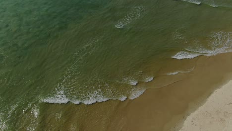 Aerial-top-down-view-of-Noosa-Heads-main-beach-and-ocean-water,-Queensland-in-Australia