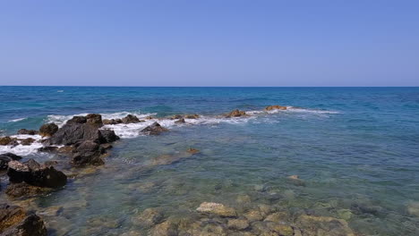 Das-Türkisfarbene-Meer-Ergießt-Sich-Auf-Den-Strand-Von-Kreta
