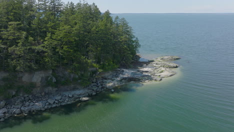 Aerial-pan-of-a-tiny-island-in-Puget-Sound-near-Bellingham,-Washington