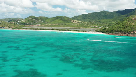 Drohnenaufnahmen-Eines-Motorboots-In-Antigua