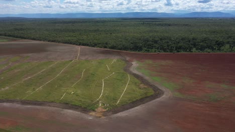 Grandes-Campos-Deforestados-Para-Cultivar-Soja-En-La-Sabana-Brasileña---Retroceso-Aéreo