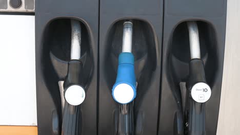 Las-Bombas-De-Combustible-Para-Diesel-Y-Gasolina-Están-Listas-Para-Ser-Utilizadas-En-Una-Gasolinera-En-España