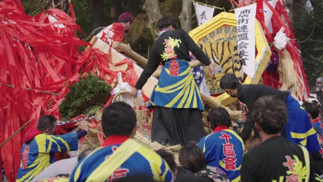 Zwei-Sagicho-Matsuri-Teams-Kämpfen-Während-Des-Mikoshi-Kampfes-Im-Jahr-Des-Tigers