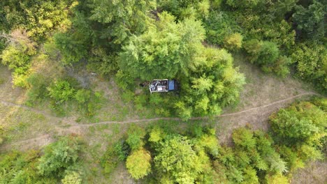 Camioneta-Azul-Abandonada-Llena-De-Basura-En-Los-Bosques-De-Columbia-Británica-Al-Atardecer