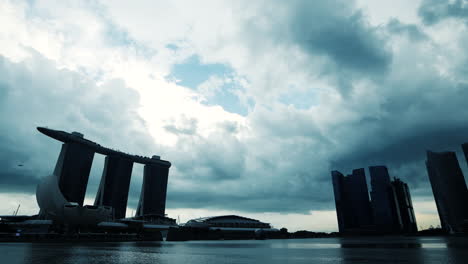 Aufnahmen-über-Die-Marina-Bay-In-Singapur-Mit-All-Den-Modernen-Gebäuden-Entlang-Des-Wassers