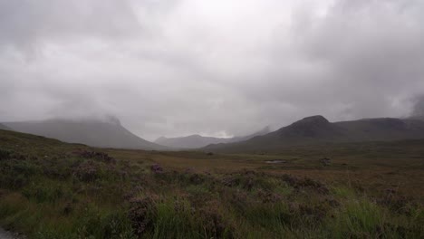 Ein-Blick-Auf-Die-Neblige-Und-Stimmungsvolle-Landschaft-Von-Glen-Sligachan-Auf-Der-Isle-Of-Skye