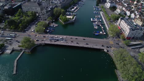 Historic-quay-bridge-with-busy-traffic-in-Zurich,-Switzerland