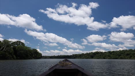 Vista-Frontal-Desde-El-Barco-En-El-Amazonas