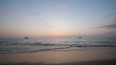 Sonnenuntergang-Am-Horizont-Am-Strand-Von-Koh-Lanta,-Thailand---Breite-Statische-Ultrazeitlupenaufnahme