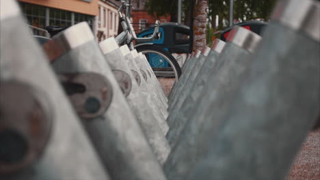 Ein-Zeitlupen-Fokus-Pull-Shot-Von-Fahrradschlössern-In-Der-Stadt