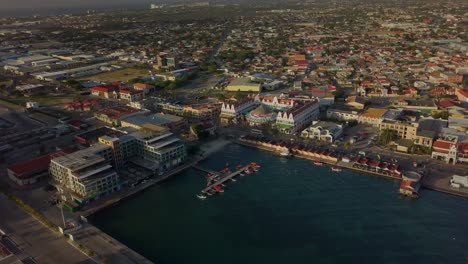 Luftaufnahme-Des-Schönen-Hafens-Und-Der-Belebten-Straßen-In-Der-Stadt-Oranjestad-Auf-Aruba-4k