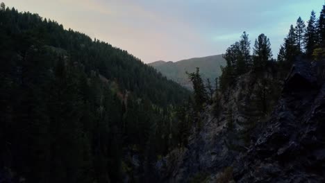 Schöne-Luftaufnahme-Des-Herbstwaldes-In-Den-Bergen-Der-Großen-Baumwollschlucht-In-Utah,-Usa