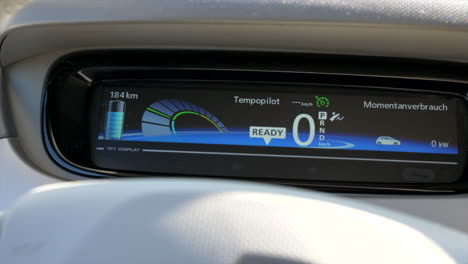 Dashboard-display-of-a-Renault-ZOE-while-charging