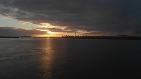 Luftaufnahme-über-Waitemata-Hafen-Bei-Sonnenaufgang-Des-Stadtbildes-Von-Auckland,-Neuseeland