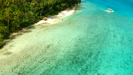 Aerial-view-of-the-lagoon-of-Moorea-with-the-deep-blue-ocean-in-the-background,-Moorea,-French-Polynesia