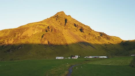 Una-Antena-De-Un-Pequeño-Pueblo-En-Islandia-Durante-El-Amanecer