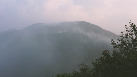 Nubes-En-El-Pico-De-Las-Montañas-Temprano-En-La-Mañana