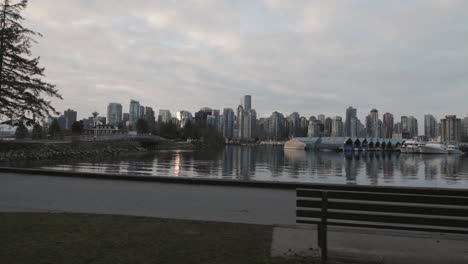 Breite-Dynamische-Aufnahme-Der-Skyline-Von-Vancouver-Und-Der-Boote-Im-Morgenhafen,-West-End,-Slowmotion