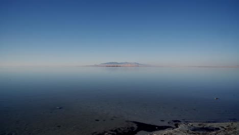 Beautiful-Scenic-view-of-landscape-and-the-great-salt-lake-from-Antelope-Island-State-Park-in-Utah,-USA
