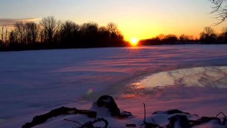 Sonnenuntergang-über-Dem-Zugefrorenen-Fluss