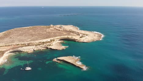 Luftdrohnenvideo-Aus-Dem-Osten-Maltas,-Marsaxlokk-Gebiet,-Der-Big-Hole-Bucht
