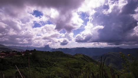 Vista-Montañosa-En-El-Norte-De-Laos-Con-Nubes-En-Movimiento
