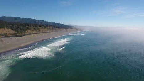 Antenne:-Der-Oregon-Nebel-Rollt-Herein,-Während-Wellen-Gegen-Die-Küstenlinie-Schlagen