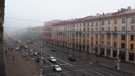 Zeitraffer-Mit-Mittlerer-Geschwindigkeit-Des-Verkehrs-In-Minsk-Am-Wintertag-In-Weißrussland