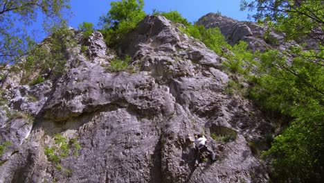 Un-Hombre-Escalando-Las-Paredes-Del-Estrecho-Barranco-En-Rumania-Conocido-Como-Turda-Gorge-O-Cheile-Turzii