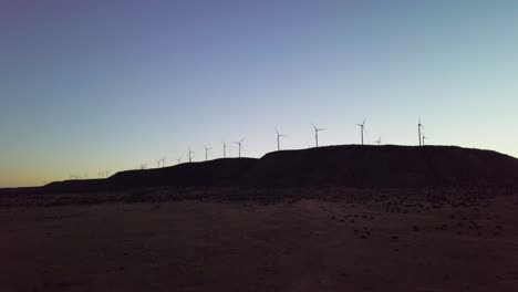 Drohnenflug-In-Der-Nähe-Einiger-Windmühlen-In-Der-Wüste-Von-New-Mexico