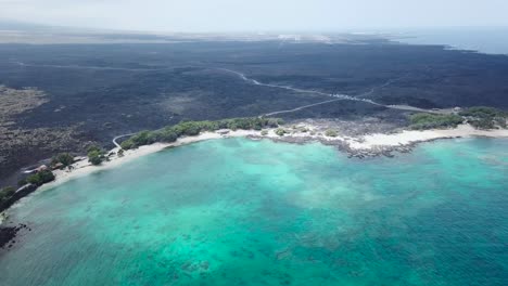 Der-Schwarze-Sand,-Ergänzt-Durch-Das-Türkisfarbene-Wasser-Von-Hawaii