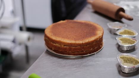 Cake-Corpus-En-La-Cocina-De-Una-Pastelería
