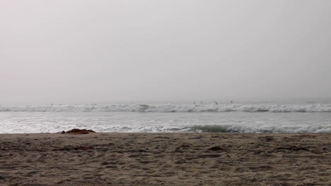 Surfer-Am-Venice-Beach,-Kalifornien,-Während-Die-Sonne-Versucht,-Die-Dicke-Meeresschicht-Zu-Durchbrechen