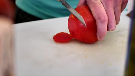 Schneiden-Einer-Roten-Tomate-Auf-Schneidebrett-Mit-Einem-Stumpfen-Messer