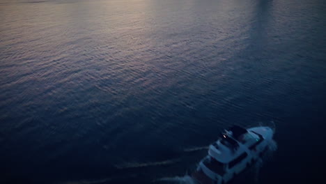 Drohne-Fliegt-Bei-Sonnenaufgang-über-Ein-Boot-Auf-Einem-See